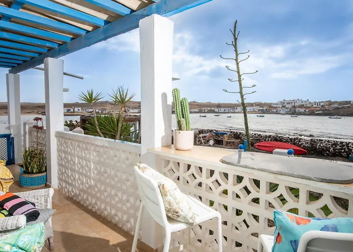 Beachfront Two Bedrooms House Casa Toral Casa de Férias